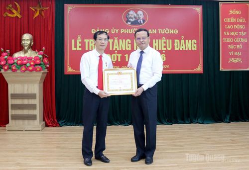Đồng chí Nguyễn Mạnh Tuấn, Ủy viên Ban Thường vụ Tỉnh ủy, Phó Chủ tịch Thường trực UBND tỉnh trao Huy hiệu 30 năm tuổi Đảng cho đồng chí Nguyễn Đình Trung, Bí thư Đảng ủy, Chủ tịch HĐND phường An Tường.