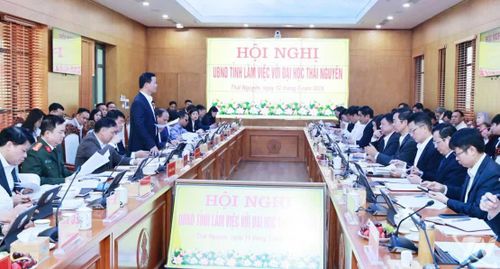 Đồng chí Chủ tịch UBND tỉnh Vương Quốc Tuấn chủ trì Hội nghị làm việc giữa UBND tỉnh với Đại học Thái Nguyên nhằm trao đổi những định hướng lớn trong phát triển kinh tế - xã hội của tỉnh gắn với chiến lược phát triển của Đại học Thái Nguyên trong thời gian tới (ngày 12/3/2026). Ảnh: T.L