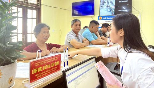 Người dân đến thực hiện thủ tục hành chính tại Trung tâm Phục vụ hành chính công phường Bách Quang được các cán bộ hướng dẫn tận tình.