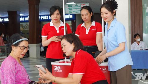 Ngoài hệ thống điểm hỗ trợ cố định, Viettel Thái Nguyên tổ chức các tổ hỗ trợ lưu động.