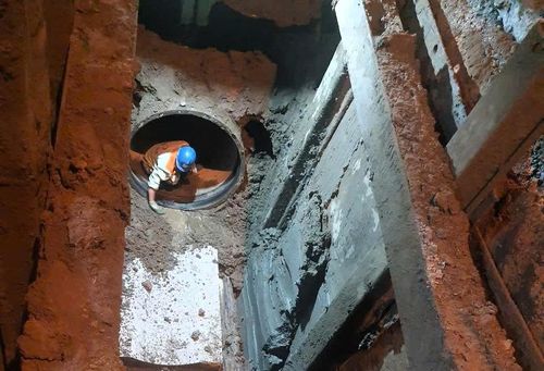 Công nhân thi công hệ thống cấp nước tại TP.HCM.