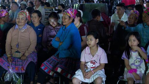 Những ánh mắt dõi theo màn chiếu và sự có mặt đông đủ của bà con nhiều lứa tuổi đã cho thấy sự hưởng ứng tích cực, niềm vui và tình cảm trân trọng của người dân đối với chương trình ý nghĩa này.