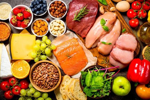 Ưu tiên bổ sung dưỡng chất từ thực phẩm tự nhiên như rau xanh, trái cây, ngũ cốc, cá, thịt và sữa