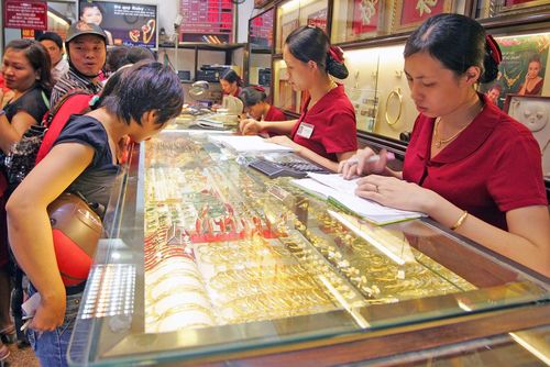 Nhiều nhà đầu tư đứng ngoài quan sát khi giá vàng giảm.