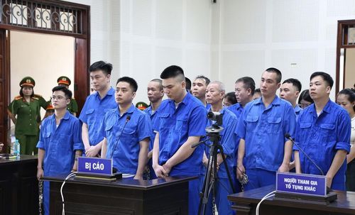 Các bị cáo nghe VKS luận tội.