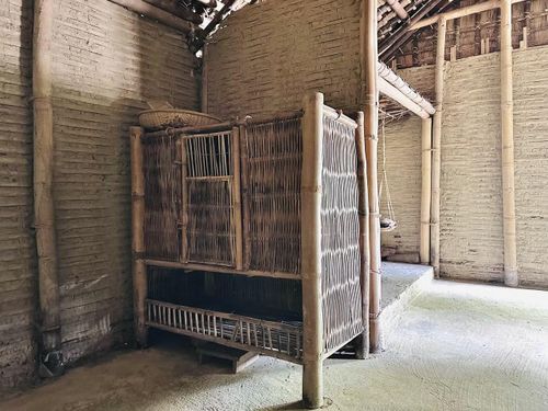 Những kỷ vật trong ngôi nhà ở làng Dương Nỗ gắn liền với thời thơ ấu của Bác Hồ.