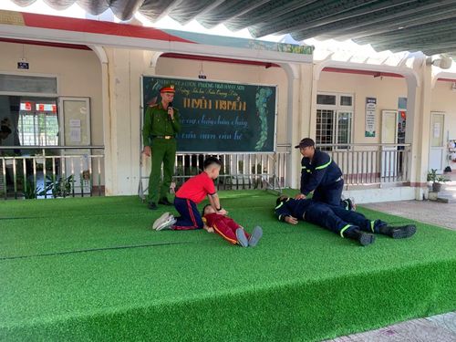Hàng nghìn học sinh tại các trường học ven biển Đà Nẵng được trang bị kỹ năng phòng chống đuối nước và thoát hiểm khi xảy ra sự cố.