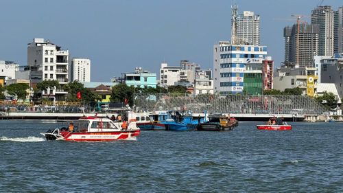 Lực lượng Cảnh sát PCCC và CNCH Công an TP Đà Nẵng thực hành phương án cứu nạn cứu hộ trên sông Hàn trong mùa cao điểm du lịch hè.