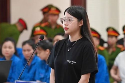 Bị cáo Triệu Nguyễn Hoài Thương (bạn gái Bùi Đình Khánh) chịu 15 tháng tù cho hưởng án treo.
