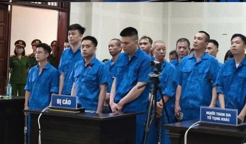 Các bị cáo nghe tòa tuyên án.