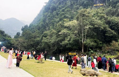 Du khách tham quan, tìm hiểu giá trị lịch sử - cách mạng tại Khu di tích Quốc gia đặc biệt Pác Bó, xã Trường Hà.