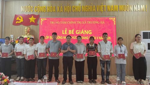 Lãnh đạo Trung tâm Chính trị xã Trường Hà trao chứng chỉ cho các học viên.