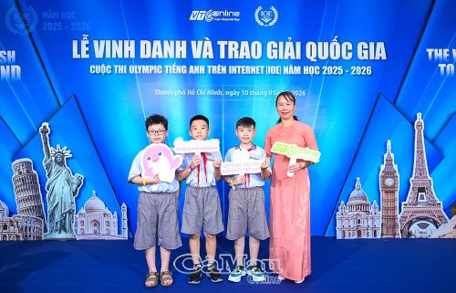  Bà Nguyễn Thị Tình, Hiệu trưởng Trường Tiểu học Nguyễn Thị Định, chụp ảnh lưu niệm cùng học sinh được vinh danh tại Lễ trao giải Quốc gia Cuộc thi Olympic Tiếng Anh trên Internet (IOE) năm học 2025-2026.