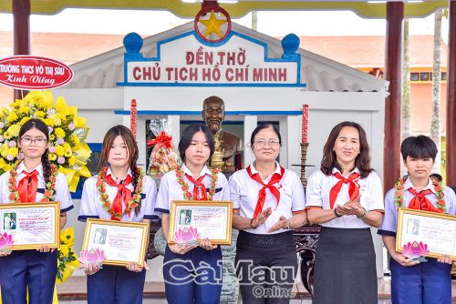  Ban Giám hiệu Trường THCS Võ Thị Sáu (phường Bạc Liêu) tuyên dương đội viên đạt danh hiệu Cháu ngoan Bác Hồ. Ảnh: HỮU THỌ