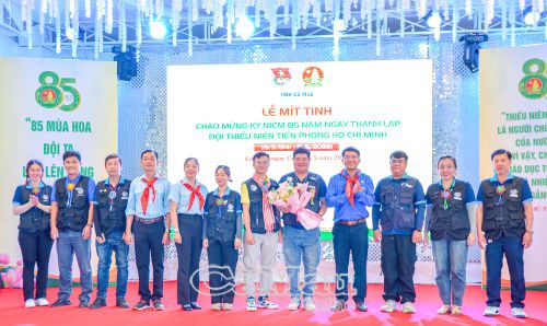 Hội đồng Đội tỉnh tặng hoa Tổ trọng tài điều hành hoạt động trò chơi lớn tại hành trình.