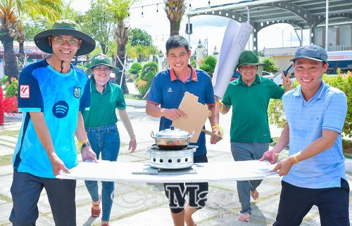  Sôi nổi phần thi nấu cơm hành quân tại Hành trình “Khăn hồng vì đàn em”.