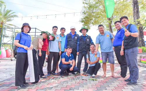 Các đội hoàn thành thử thách nướng cá trong chương trình trò chơi lớn.