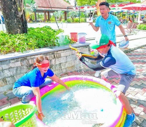  Các đại biểu hào hứng tham gia trò chơi dân gian bắt cá, bắt lươn.