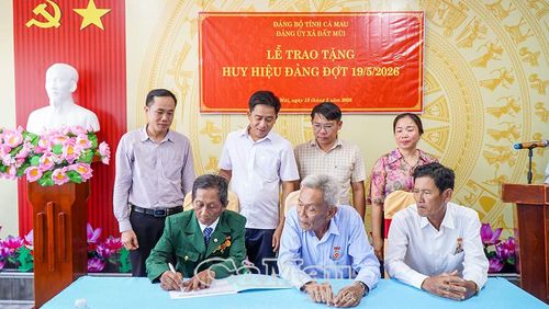 Các đồng chí đảng viên ký tên vào sổ tặng Huy hiệu Đảng của Đảng bộ xã Đất Mũi.
