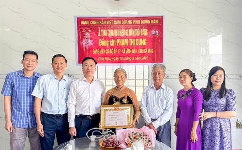 Đoàn công tác chụp ảnh lưu niệm cùng gia đình đảng viên Phạm Thị Dung.