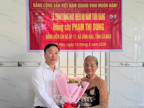 Thay mặt Ban Thường vụ Tỉnh ủy, Chủ nhiệm Ủy ban Kiểm tra Tỉnh ủy Cà Mau Huỳnh Hữu Trí trân trọng gắn Huy hiệu Đảng, trao Quyết định của Ban Thường vụ Tỉnh ủy Cà Mau, và tặng hoa chúc mừng đồng chí Phạm Thị Dung.
