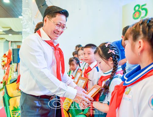 Phó Chủ tịch HĐND tỉnh Bùi Tấn Bảy trao Giấy chứng nhận “Cháu ngoan Bác Hồ” cấp tỉnh năm học 2025-2026 cho đội viên tiêu biểu.