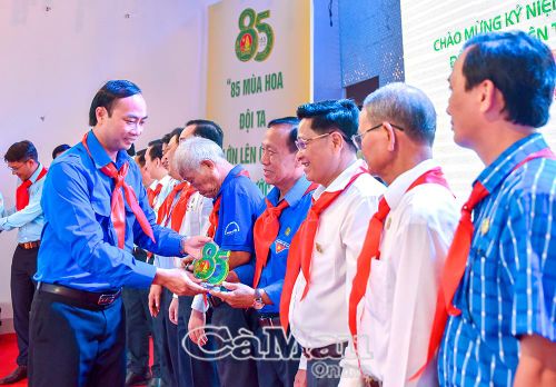 Anh Phạm Tuấn Tài, Bí thư Tỉnh đoàn, trao biểu trưng tri ân các thế hệ lãnh đạo Hội đồng Đội tỉnh qua các thời kỳ.