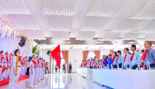 Đại biểu thực hiện nghi thức chào cờ theo nghi thức Đội TNTP Hồ Chí Minh tại Lễ mít tinh kỷ niệm 85 năm Ngày thành lập Đội TNTP Hồ Chí Minh.