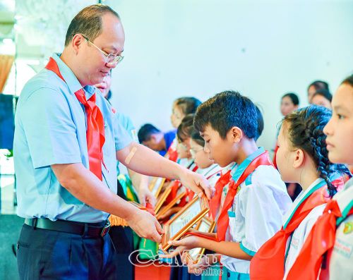 Tại buổi lễ, Hội đồng Đội tỉnh Cà Mau tuyên dương, cấp 100 Giấy chứng nhận “Cháu ngoan Bác Hồ” cấp tỉnh năm học 2025-2026 cho đội viên tiêu biểu. (Trong ảnh: Bí thư Tỉnh ủy Nguyễn Hồ Hải trao Giấy chứng nhận danh hiệu “Cháu ngoan Bác Hồ” cho các đội viên tiêu biểu).