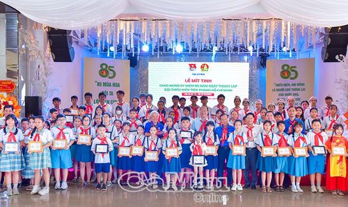 Lãnh đạo tỉnh, đại biểu và thiếu nhi Cà Mau chụp ảnh lưu niệm tại Lễ mít tinh kỷ niệm 85 năm Ngày thành lập Đội TNTP Hồ Chí Minh.
