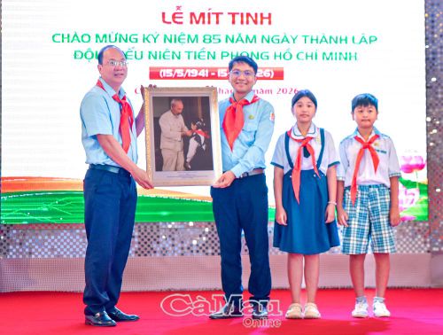 Bí thư Tỉnh ủy Nguyễn Hồ Hải trao tặng Hội đồng Đội tỉnh bức ảnh Bác Hồ với thiếu nhi, ghi nhớ chặng đường 85 năm truyền thống vẻ vang của Đội TNTP Hồ Chí Minh.