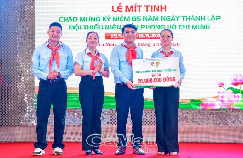 Cán bộ, giáo viên Tổng phụ trách Đội đóng góp 20 triệu đồng trao tặng công trình sân chơi “Tổng phụ trách Đội vì đàn em thân yêu” cho thiếu nhi xã Thanh Tùng.