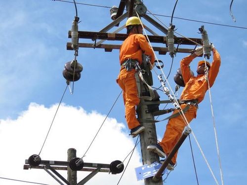 Nắng nóng kéo dài tại nhiều khu vực trên cả nước khiến nhu cầu sử dụng điện tăng.