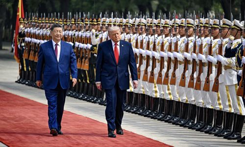 Ông Trump và ông Tập trong lễ đón ngày 14/5 tại Bắc Kinh - Ảnh: Reuters