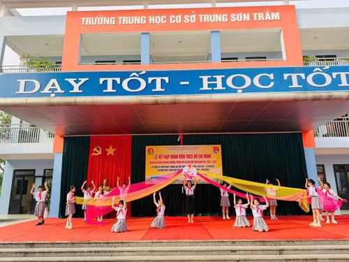Liên đội các nhà trường phường Tùng Thiện tổ chức sinh hoạt truyền thống, kết nạp đội viên. Ảnh: Cơ sở