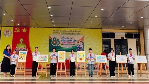 Hội đồng Đội xã Quảng Bị tổ chức vẽ tranh kỷ niệm 85 năm thành lập Đội. Ảnh: Cơ sở