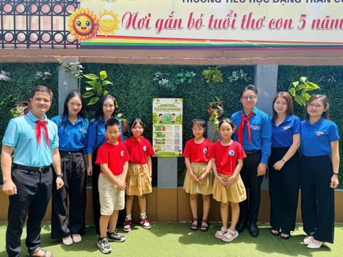 Đoàn Thanh niên - Hội đồng Đội phường Thanh Xuân gắn biển 2 mô hình điểm "Liên đội số". Ảnh: Cơ sở