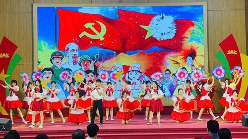 Thiếu nhi Quảng Oai sôi nổi nhiều hoạt động kỷ niệm 85 năm Ngày thành lập Đội. Ảnh: Cơ sở