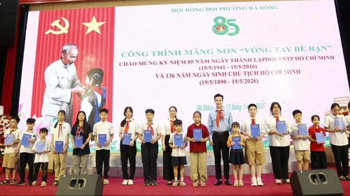 Công trình măng non "Vòng tay bè bạn" của Hội đồng Đội phường Hà Đông trao tặng quà tổng cho thiếu niên, nhi đồng. Ảnh: Cơ sở
