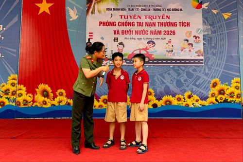 Đoàn Thanh niên - Hội đồng Đội xã Phù Đổng tuyên truyền và tập huấn "Phòng chống tai nạn thương tích và đuối nước cho trẻ em". Ảnh: Cơ sở