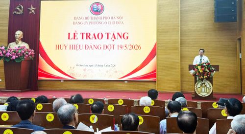 Bí thư Đảng ủy, Chủ tịch HĐND phường Nguyễn Anh Quân phát biểu tại buổi lễ. Ảnh: PV