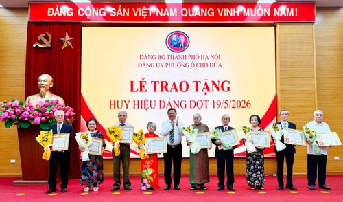 Bí thư Đảng ủy, Chủ tịch HĐND phường Nguyễn Anh Quân trao Huy hiệu Đảng cho các đảng viên. Ảnh: PV