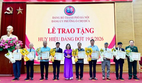 Phó Bí thư Thường trực Đảng ủy phường Ô Chợ Dừa Lê Ngọc Hân trao Huy hiệu Đảng cho các đảng viên nhân dịp 19-5. Ảnh: PV