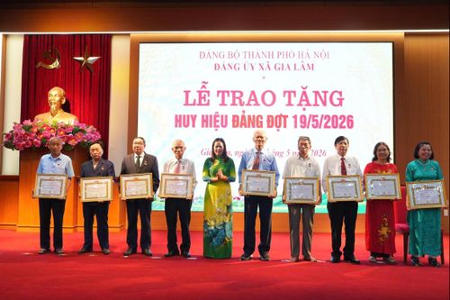 Đồng chí Phùng Thị Hoài Hương, Phó Bí thư Thường trực Đảng ủy xã Gia Lâm trao Huy hiệu Đảng tặng các đảng viên lão thành.