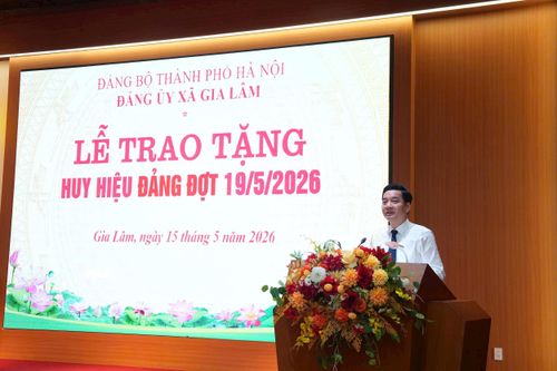 Đồng chí Nguyễn Việt Hà, Thành ủy viên, Bí thư Đảng ủy, Chủ tịch HĐND xã Gia Lâm phát biểu tại buổi lễ.