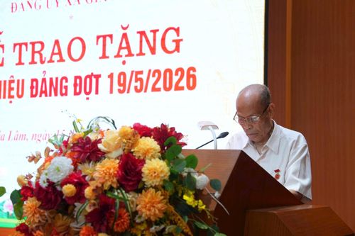Đảng viên Nguyễn Văn Phong, đảng viên nhận Huy hiệu 60 năm tuổi Đảng phát biểu cảm tưởng tại buổi lễ.