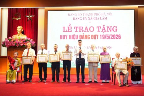 Đồng chí Nguyễn Việt Hà, Thành ủy viên, Bí thư Đảng ủy, Chủ tịch HĐND xã Gia Lâm trao Huy hiệu Đảng tặng các đảng viên lão thành.