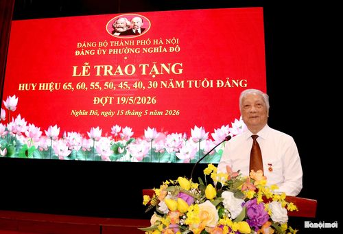 Đảng viên 65 năm tuổi Đảng Phạm Hồng Ba đại diện đảng viên phát biểu cảm tưởng. Ảnh: MT