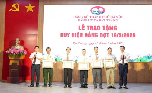 Đồng chí Dương Đăng Hòa, Ủy viên Ban Thường vụ, Phó Chủ tịch UBND xã Bát Tràng trao Huy hiệu Đảng tới các đảng viên. Ảnh: Phương Lộc