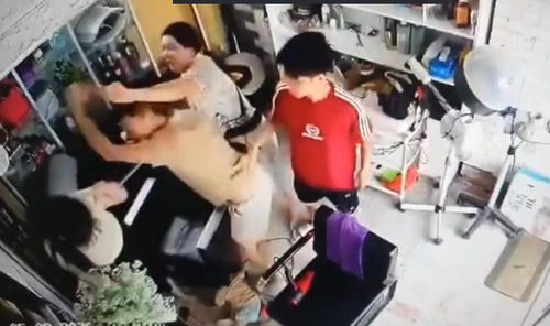 Hình ảnh người phụ nữ bị đánh trong tiệm tóc. Ảnh cắt từ clip